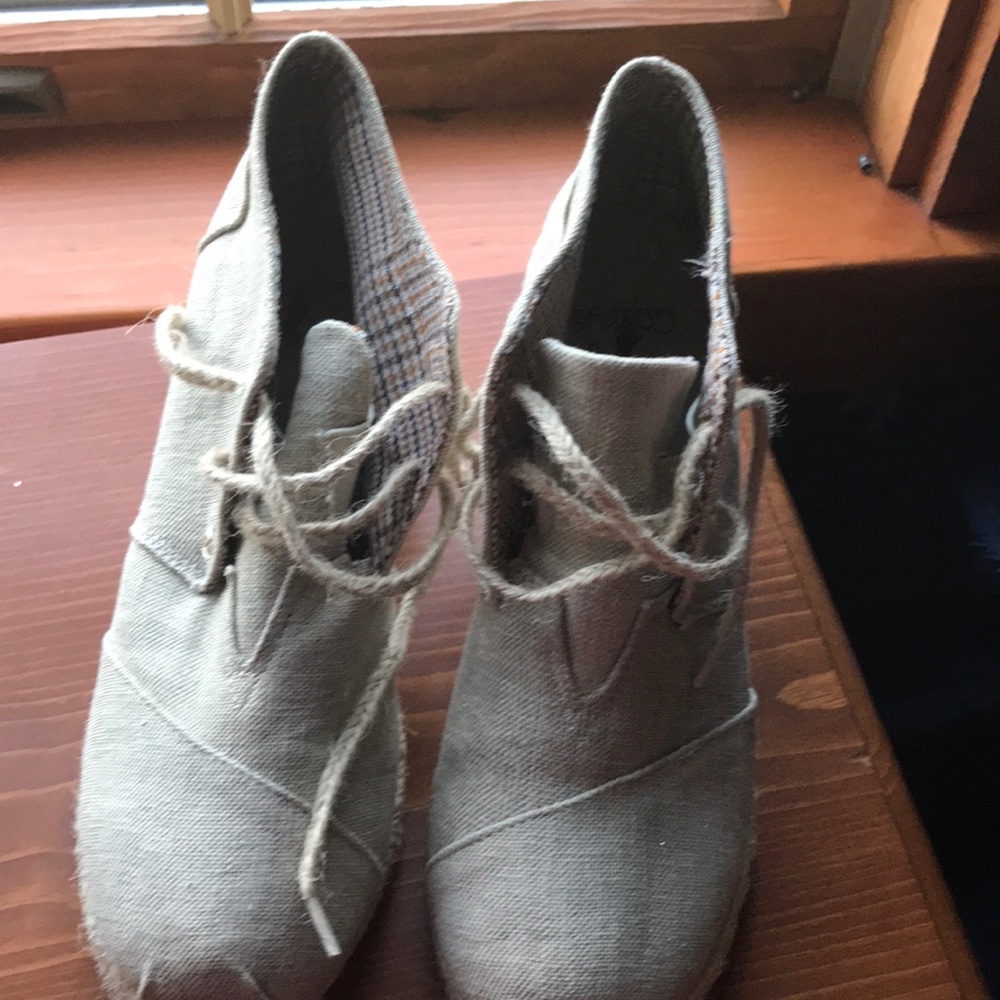 Linen shoe with rope laces and heel.